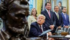 El presidente estadounidense Donald Trump firma la orden para desplegar a la Guardia Nacional en Memphis (Tennessee). En el Despacho Oval, acompañado del gobernador republicano de dicho estado, Bill Lee, y el secretario de Defensa (Departamento de Guerra), Pete Hegseth.