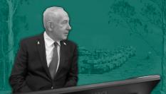 La silueta del primer ministro israelí, Benjamin Netanyahu, superpuesta sobre hileras de tanques del Ejército de Israel apostados en la frontera, antes de iniciar la invasión terrestre de Ciudad de Gaza.