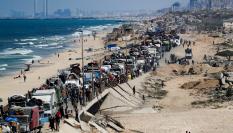 Gazatíes huyendo de la capital, tras invasión de Israel.