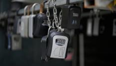 Imagen de archivo de varios cajetines para guardar llaves de viviendas turísticas.