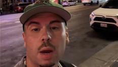 Tiktoker Carlosmomg caminando de noche por Hollywood Boulevard en Los Ángeles durante un vídeo viral en el que desmiente la inseguridad de la zona