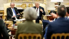 Netanyahu mira a otro lado, mientras Trump inicia la llamada con el primer ministro de Qatar para las disculpas por el bombardeo israelí.