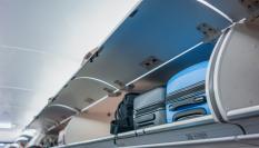 Imagen de archivo de maletas de mano en un avión.