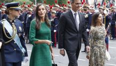 La reina Letizia conversa con la princesa Leonor junto al presidente del Gobierno, Pedro Sánchez, y la ministra de Defensa, Margarita Robles (dcha) a su llegada al desfile de las Fuerzas Armadas con motivo de la Fiesta Nacional este domingo en Madrid.