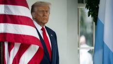 Donald Trump, en la entrada de la Casa Blanca esperando a Javier Milei