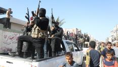 Miembros armados de Hamás escoltan a la Cruz Roja en uno de sus intercambios de rehenes y prisioneros