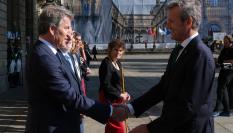 El presidente nacional del PP, Alberto Núñez Feijóo; saludando al presidente de la Xunta, Alfonso Rueda (PPdeG); con la alcaldesa de Santiago de Compostela observando de fondo, Goretti Sanmartín (BNG).