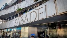 Fachada de la sede del Banco Sabadell en Barcelona.