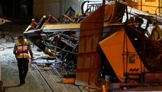 Un agente examina los restos del Elevador da Glória tras el accidente del 3 de septiembre en Lisboa, en el que murieron dieciséis personas.