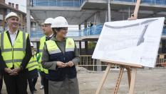 La ministra de Vivienda y Agenda Urbana, Isabel Rodríguez, durante una visita a las obras de construcción de una promoción de 93 viviendas asequibles en Segovia.