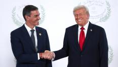 Imagen de archivo del saludo entre el presidente del Gobierno de España, Pedro Sánchez, y su homólogo estadounidense, Donald Trump; durante la cumbre para la firma del acuerdo de alto al fuego en Gaza.