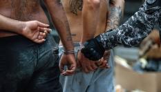 Integrantes de la Policía de Río de Janeiro trasladan dos capturados durante un operativo este martes