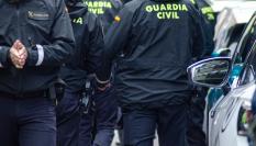 Agentes de la Guardia Civil trabajando juntos en un evento público.