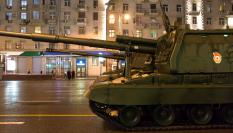 Artillería militar en las calles nocturnas de Moscú, Rusia.