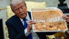 Donald Trump muestra los planos de su soñado Salón de Baile en la Casa Blanca durante un encuentro con el secretario general de la OTAN en el Despacho Oval