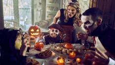 Imagen de una familia celebrando el Halloween.