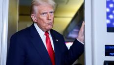 El presidente estadounidense, Donald Trump, habla con miembros de la prensa a bordo del Air Force One rumbo a Estados Unidos, el 30 de octubre de 2025.