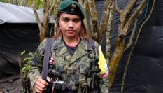 Jennifer, una guerrillera de las FARC de 32 años, vestida y armada con equipo de combate completo, durante su rutina diaria en un campamento de desmovilización el 19 de enero de 2017 en Vereda La Elvira, Colombia. Jennifer se unió al movimiento guerrillero cuando tenía 16 años.