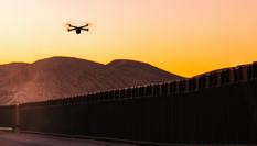 Un dron (UAV) equipado con una cámara sobrevuela la frontera entre Estados Unidos y México, cerca de El Paso, Texas.