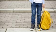 Niño arrastra una mochila