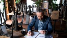 Gerente de un restaurante mirando facturas