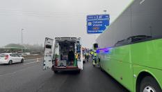 Los dispositivos de emergencia desplegados en el lugar del accidente múltiple entre un autobús, un camión y una furgoneta de reparto en la A-6; a su paso por Collado Villalba (Madrid).
