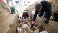 El equipo que está trabajando en la fosa de Ejea de los Caballeros limpiando los restos encontrados.