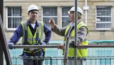 Trabajadores de la construcción hablando sobre la obra