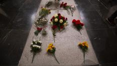 Tumba de Franco adornada con flores