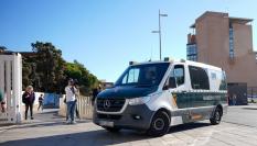 Un furgón de la Guardia Civil accede a la Ciudad de la Justicia de Almería.