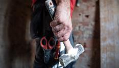 Albañil con un martillo, en una imagen de archivo