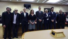 Sánchez (c), acompañado por la presidenta del Congreso de los Diputados, Francina Armengol (4i) y junto a los actores Eduard Fernández (d), Álvaro Morte (2d) y del director Alberto Rodríguez (i)