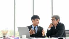 Los empresarios de mayor edad están contentos con los nuevos subordinados y se aprecian mutuamente por el éxito del proyecto del que son responsables.