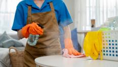 Chica limpiando y manteniendo la casa ordenada, mostrando higiene, cuidado y dedicación en las tareas domésticas