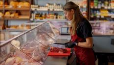 Imagen de una empleada en una carnicería.