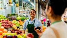 Un frutero atiende a una clienta en un mercado, en una imagen de archivo.