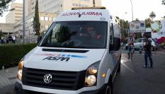 Una ambulancia al lado de un hospital en Málaga