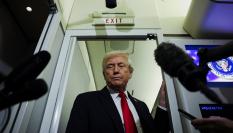 Donald Trump responde a la prensa en el AIr Force One