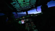 Cabina de un Airbus A400M de cuatro motores turbohélice de transporte militar, el 20 de febrero de 2025, durante el vuelo entre Noruega y el Reino Unido.