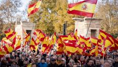 Miles de banderas de España durante el acto del PP en el Templo de Debod