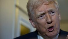 El presidente de EEUU, Donald Trump, habla con la prensa durante su viaje a Washington desde el Aeropuerto Internacional de Palm Beach (Florida), el 30 de noviembre de 2025.