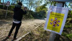 Aspecto de uno de los accesos al Parque Natural de Collserola, alertando de la presencia de la peste porcina hallada en jabalíes autóctonos de la zona.