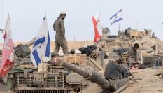 Soldados israelíes mantienen sus tanques cerca de la frontera con la Franja de Gaza, el 29 de octubre de 2025.