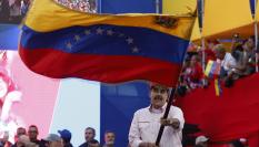 Nicolás Maduro ondea una bandera de Venezuela