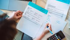 Una persona gestionando facturas.