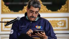 El presidente de Venezuela, Nicolás Maduro, mira su teléefono durante una marcha por el Día del Estudiante, el 21 de noviembre de 2025, en el Palacio de Miraflores, en Caracas.