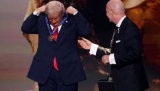 Donald Trump, con su medalla al 'Premio de la Paz' de la FIFA