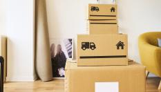 Imagen de varias cajas de mudanza, en el salón de un hogar.