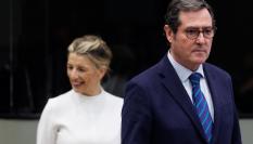 La vicepresidenta segunda y ministra de Trabajo, Yolanda Díaz, en segundo plano; y el presidente de la CEOE, Antonio Garamendi; en una imagen de archivo.