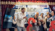 Joaquín Monroy, celebrando uno de sus premios de la Lotería Nacional.